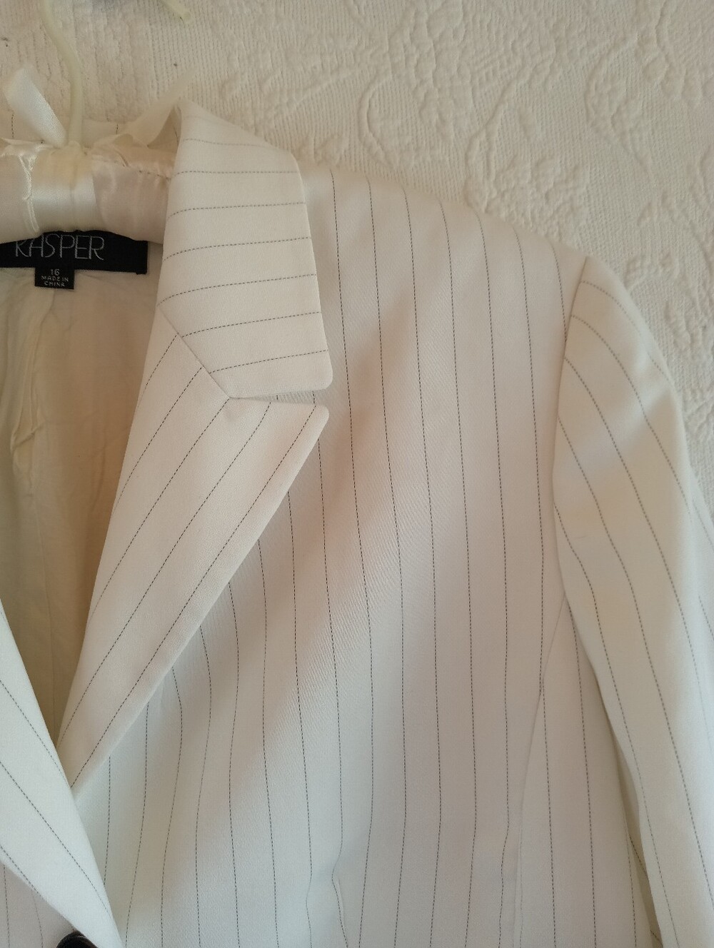 Kasper White Pinstripe Blazer with Dark Buttons Femme Summer Business Work Wear - Picture 6 of 15